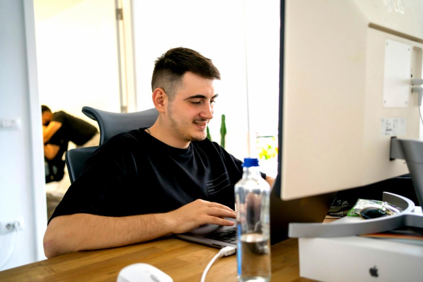 Workshop-Situation mit Finanzunterlagen und Teamarbeit