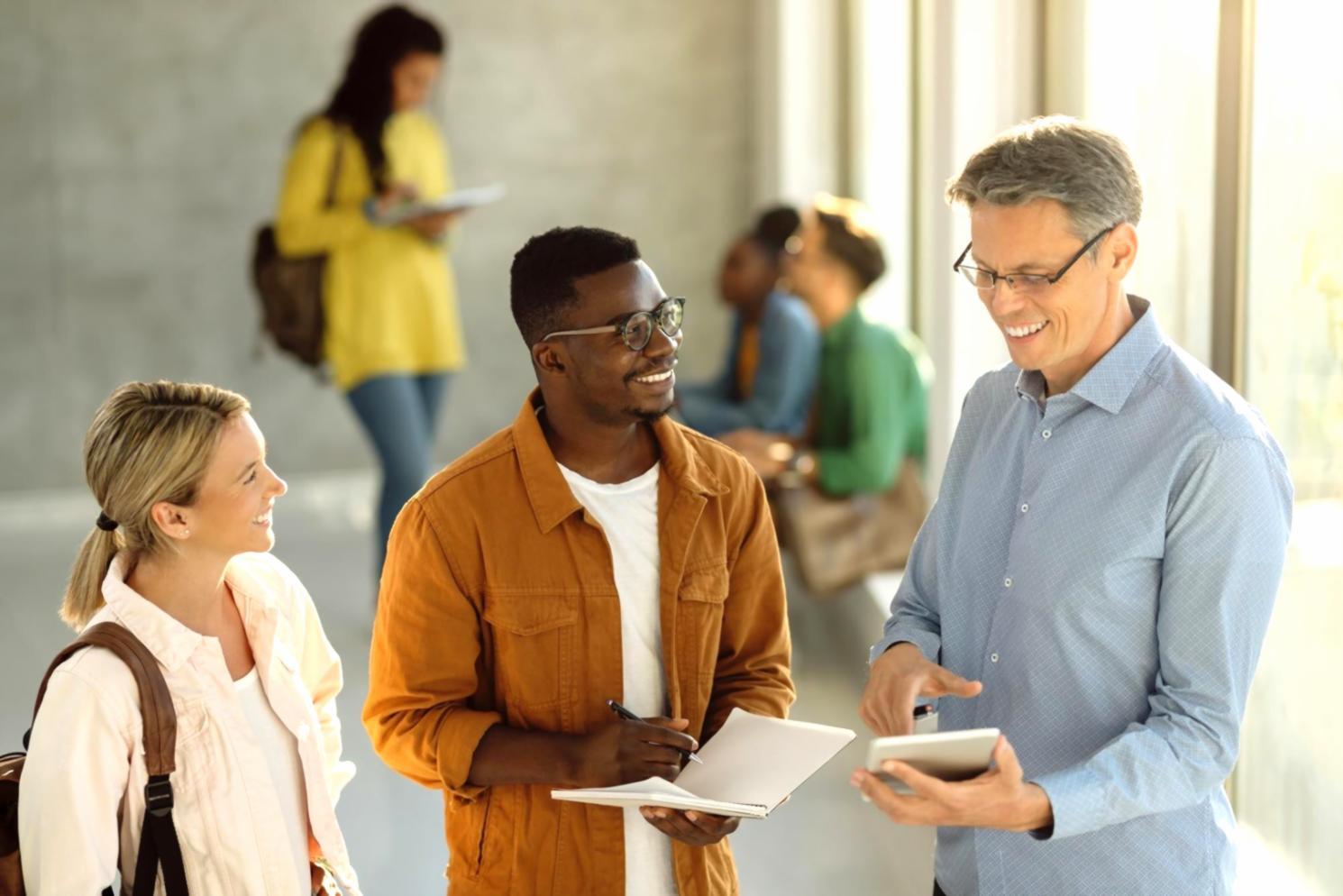 Teilnehmer beim intensiven Workshop zur Budgetprüfung in modernem Schulungsraum
